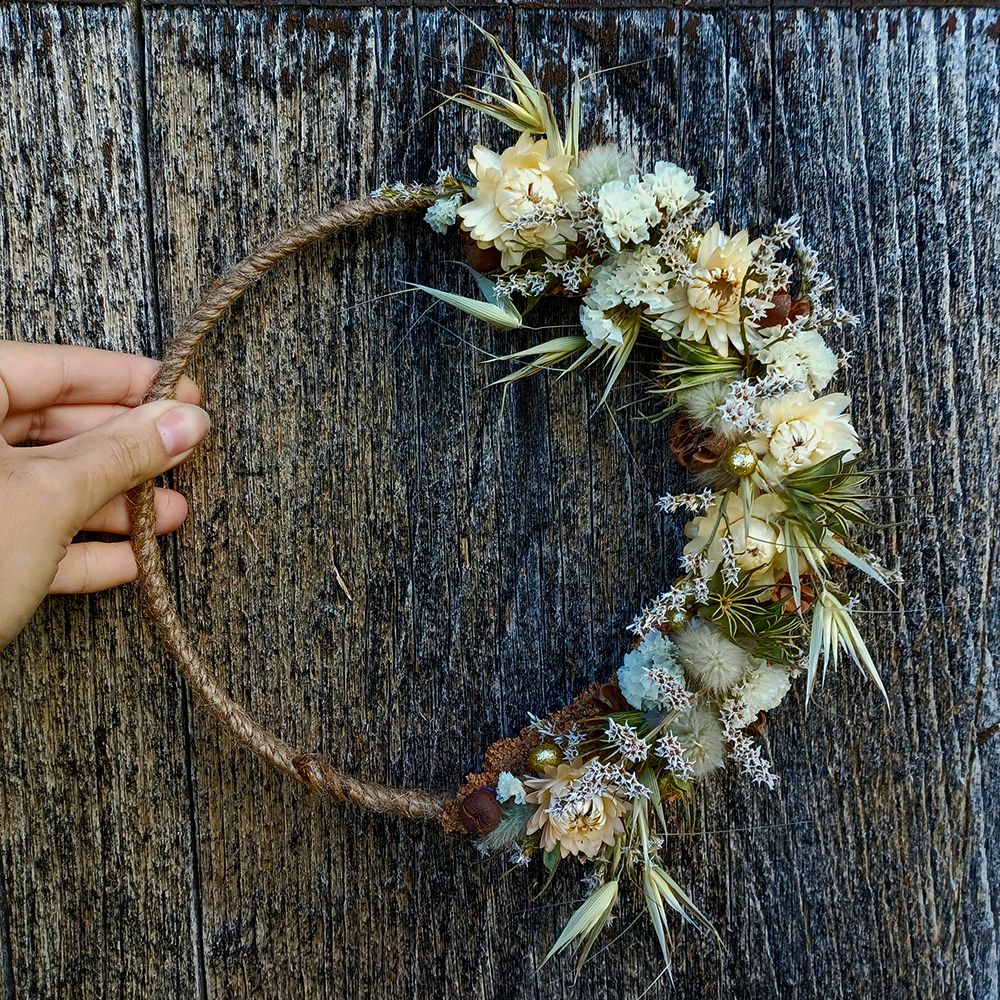 couronne de mur en fleurs séchées dans les tons de blanc et crème